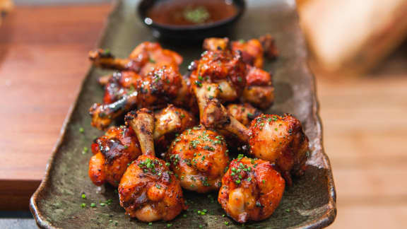 Ailes de poulet piquantes à l’érable sur le BBQ