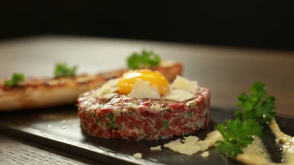 Tartare de bœuf, jaune d’œuf et parmesan