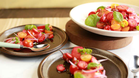 Salade de tomates cerises, fraises et basilic