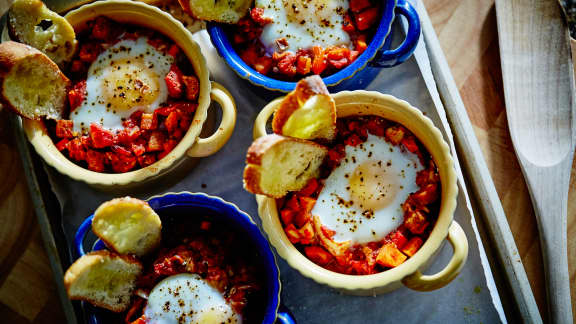 Casserole de ratatouille style chakchouka et œufs pochés