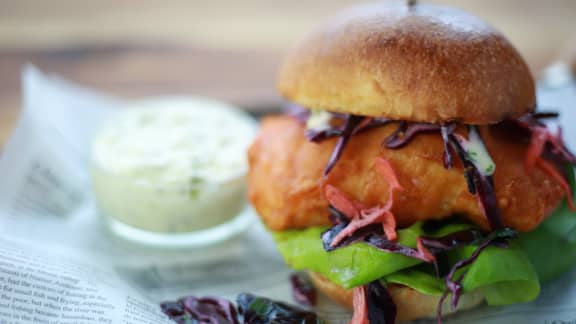 Sandwich de fish and chips et sauce tartare