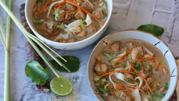 Soupe thaïe au poulet et citronnelle