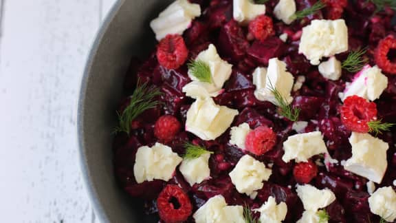 Salade de betteraves et framboises, fromage de chèvre et noix de pin