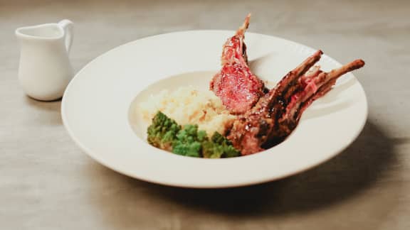 Carré d’agneau, purée de panais et céleri-rave, romanesco au beurre et sauce au porto