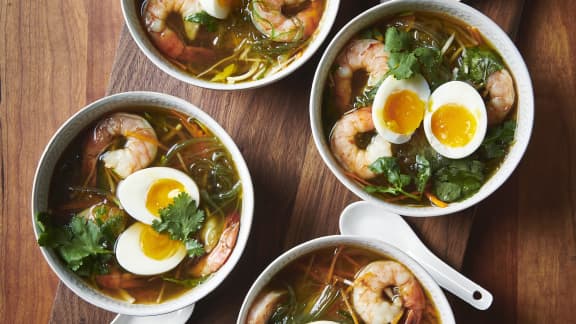 Soupe ramen à base de dashi, œuf mollet, légumes et crevettes