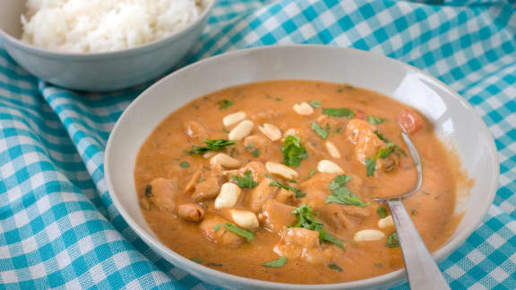 Poulet aux arachides et épinards