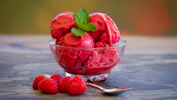 Sorbet aux framboises, mangues et basilic