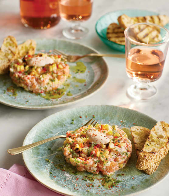 Tartare de saumon à la pêche et au maïs