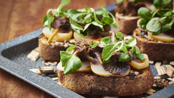 Toast au beurre de figue, aux pétoncles fumés et pickle de chanterelles