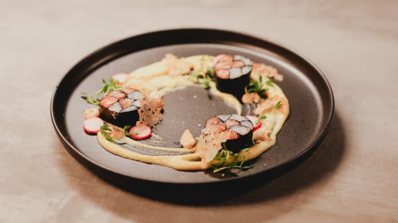 Mosaïque de saumon et de morue, radis marinés, condiment de yuzu et purée de chou-fleur