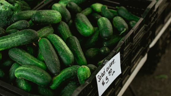 Voici pourquoi vous devez éviter les salades tomates-concombres si vous avez des troubles digestifs