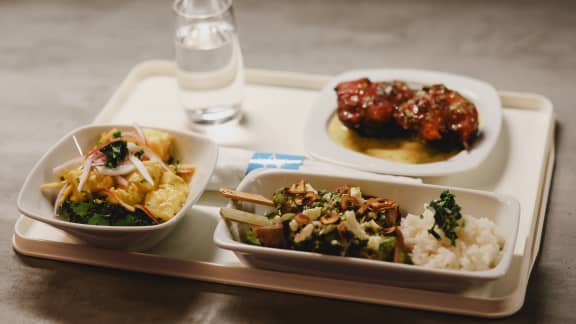 Brochettes, oignons marinés, aji verde et queso fresco