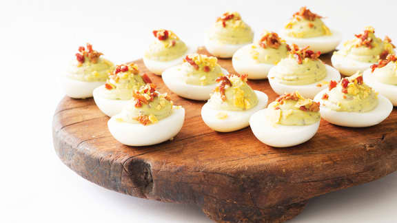 Œufs mimosa à l’avocat et au bacon