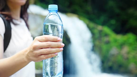 Est-il dangereux de réutiliser une bouteille en plastique ?