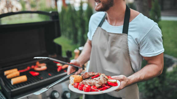 5 étapes simples pour éliminer l’odeur de barbecue incrustée dans vos vêtements