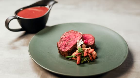 Cerf aux épices boréales, purée de chanterelles, brocolis d’asclépiades et sauce à la chicoutai