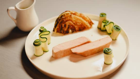 Porc, chou braisé, courgettes marinées, sauce moutarde et érable