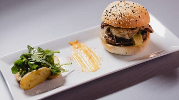 Burger aux oignons caramélisés et chanterelles, mayonnaise au paprika fumé, rattes à l’ail et au romarin, salade de roquette