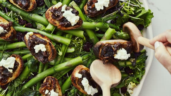 Salade verte aux herbes avec des croûtons aux dattes et fromage de chèvre