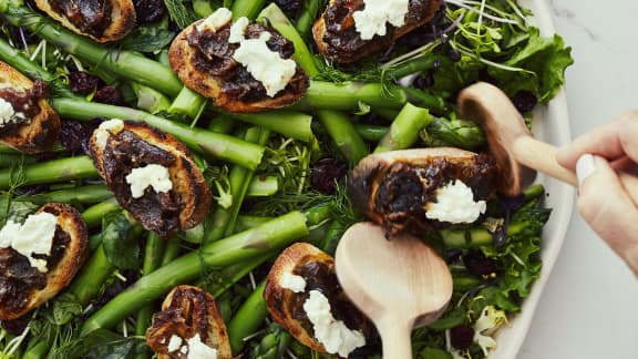 Salade verte aux herbes avec des croûtons aux dattes et fromage de chèvre