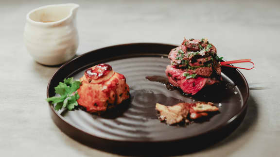 Pithiviers aux champignons, rosace de salade de bœuf et sauce crémeuse aux champignons et brandy