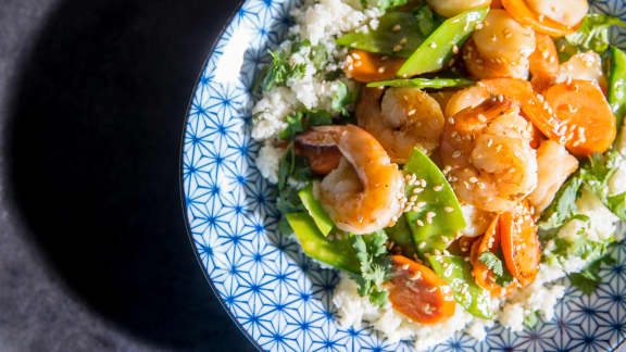 Sauté de crevettes sur riz de chou-fleur