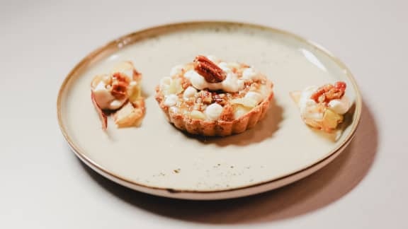 Tartelette aux pommes et au chou, pacanes à l’érable, caramel et chantilly