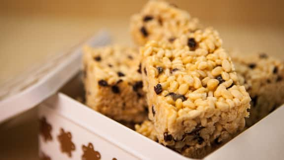 Carrés de riz soufflé au beurre d'arachide et aux raisins