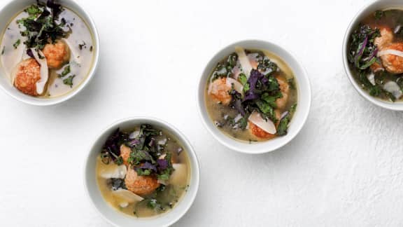 Soupe aux boulettes de poulet et au chou kale