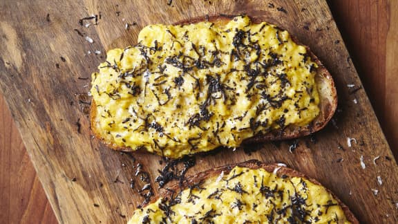 Crostini cacio e pepe aux œufs et à la truffe