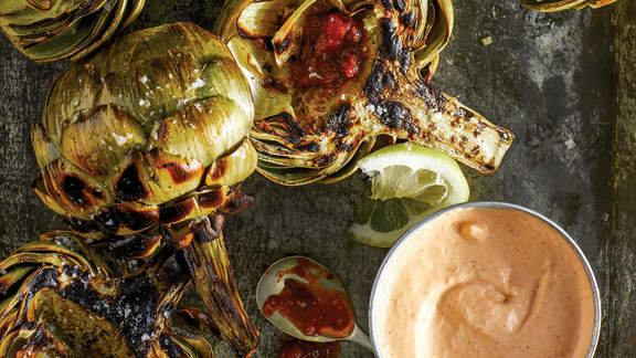 Artichauts grillés et mayonnaise à la harissa