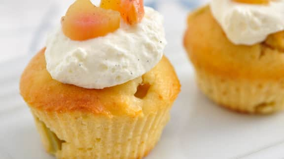 cupcakes rhubarbe et fraises, glaçage au chocolat blanc