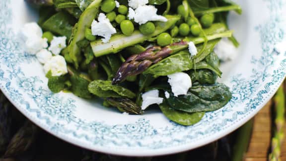 salade d'asperges crues à la menthe, pousses d'épinard et petits pois frais
