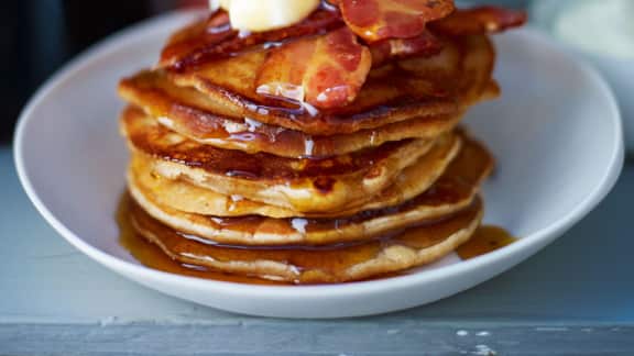 pancakes au gingembre, bacon et sirop d'érable