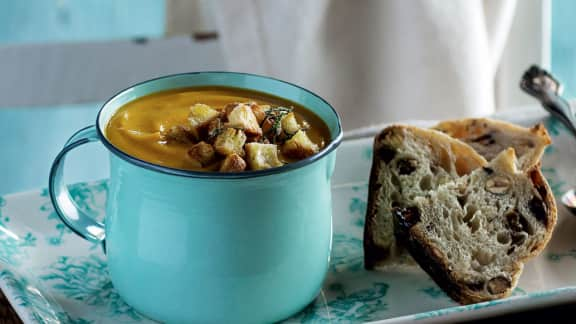 potage aux patates douces, aux pommes vertes et au céleri-rave