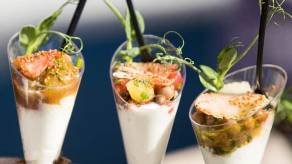 salade de homard, tomates et fraises vertes, pois fourrager, pois vert, caméline et verveine citronnée