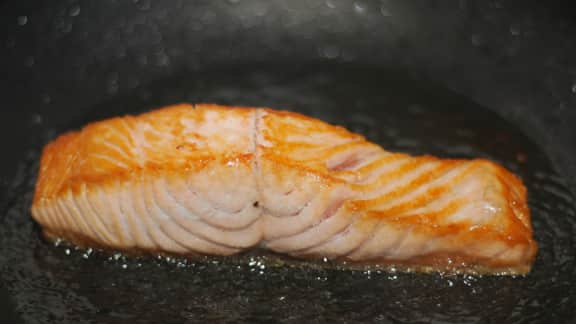 saumon frit et oeufs brouillés