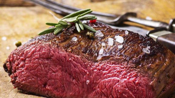 Viande De Gibier Cru Steaks De Boeuf Sur Bloc De Coupe En Bois Sur Fond  Noir. Vue Latérale Sur La Viande De Chevreuil De Haute Qua Photo stock -  Image du protéine