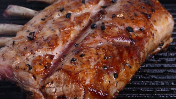 agneau grillé avec une salade de lentilles et une vinaigrette à la moutarde