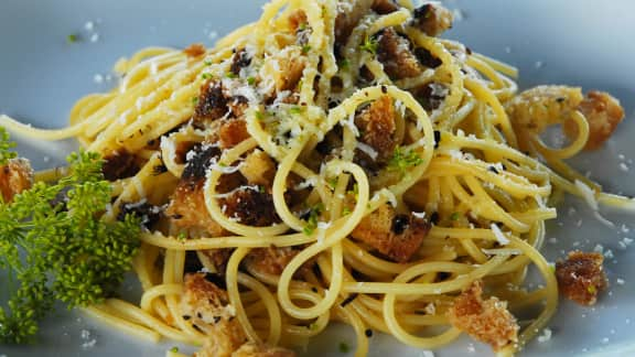 spaghettis au fenouil sauvage et croûtons