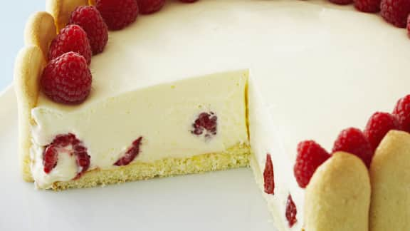 gâteau élégant au citron et aux framboises