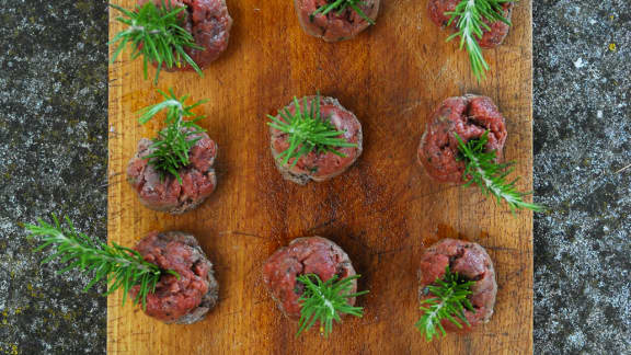 tartare de boeuf mi-cuit au romarin