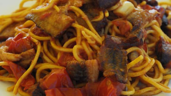 anguille frite aux tomates cerises et spaghettis