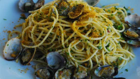 spaghettis aux palourdes et à la poutargue