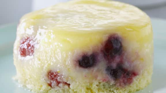 gâteaux renversés au citron et aux fruits rouges