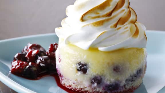 gâteaux meringués au citron et aux fruits rouges