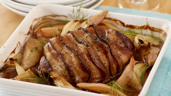 rôti d'échine de porc au bacon, poire et fenouil