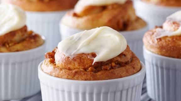 brioche banane et noix avec glaçage au chocolat blanc