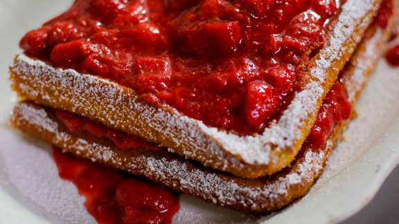 Gâteau aux amandes, fraises et rhubarbe