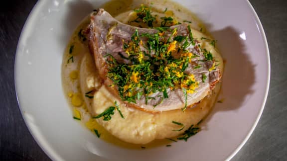 Longe de porc braisée au lait, polenta crémeuse au gremolata